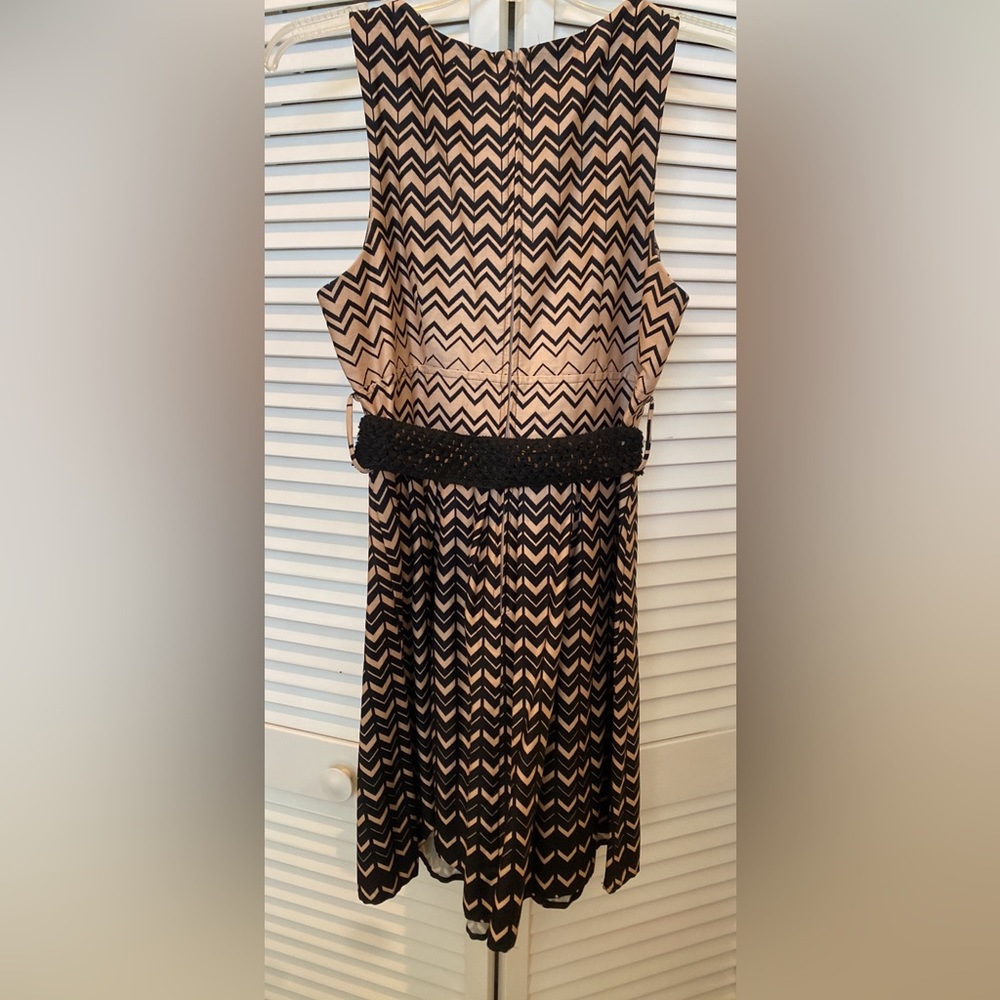 Size 9 Womens black & Tan dress zig zag pattern chevron